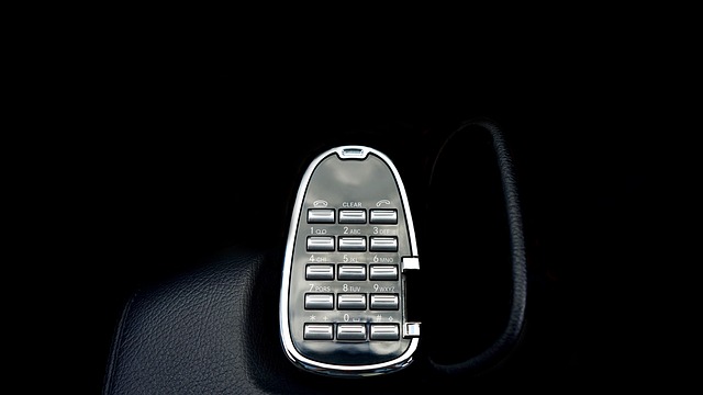 telefon zabudovaný do auta