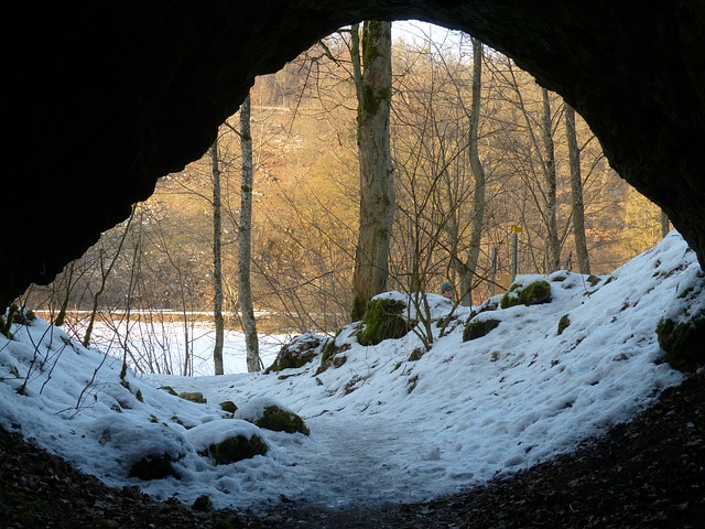 sníh před jeskyní