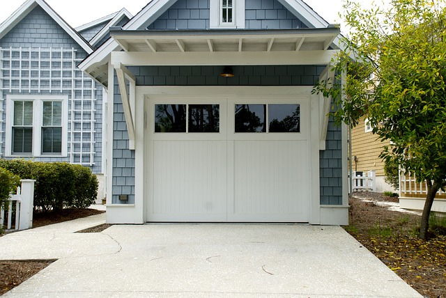 bílé garážové vrata s okýnky