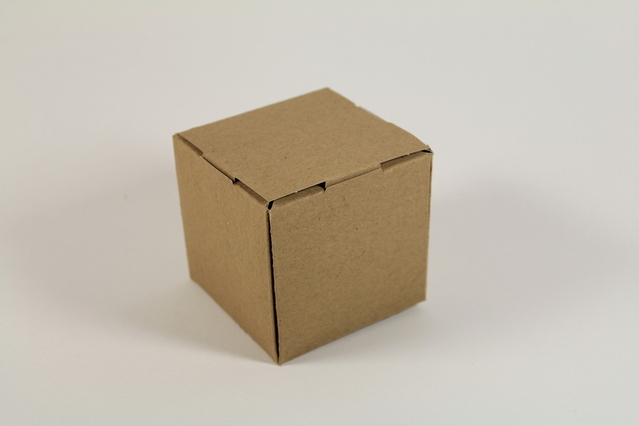 papírová krabice na balení věcí