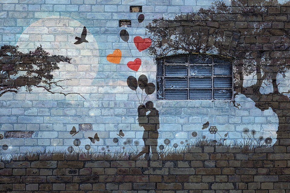 nakreslený obrázek na stěně, zamilovaní